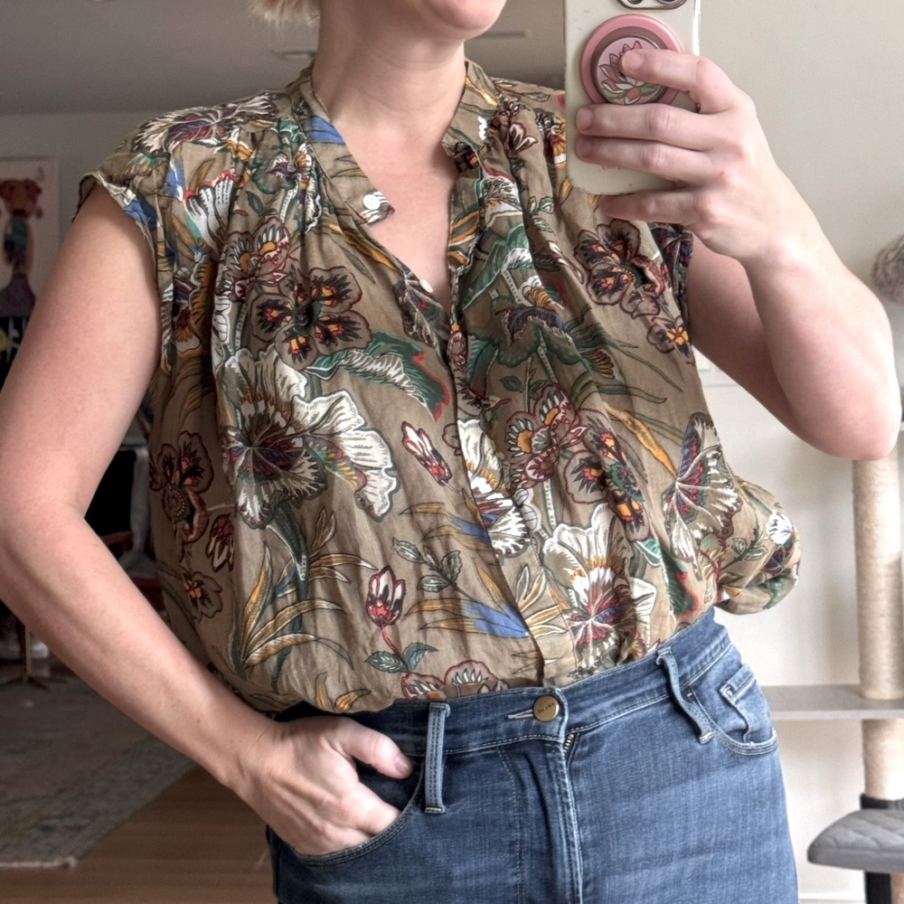 Banana Republic Size Medium Gorgeous Short Sleeve Floral Top for Women